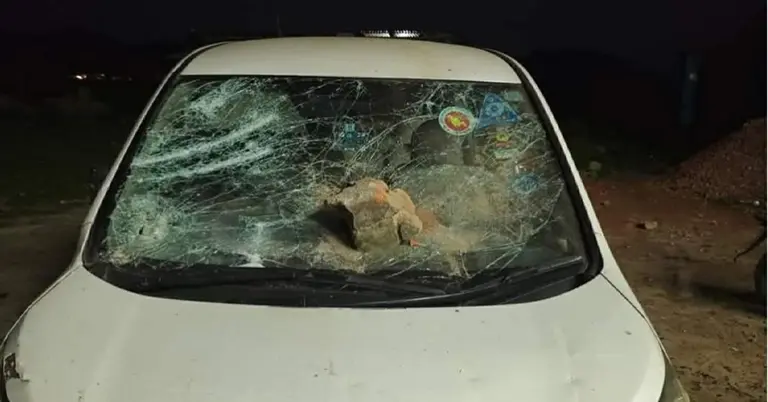 গাড়িতে হামলা ও ভাঙচুর